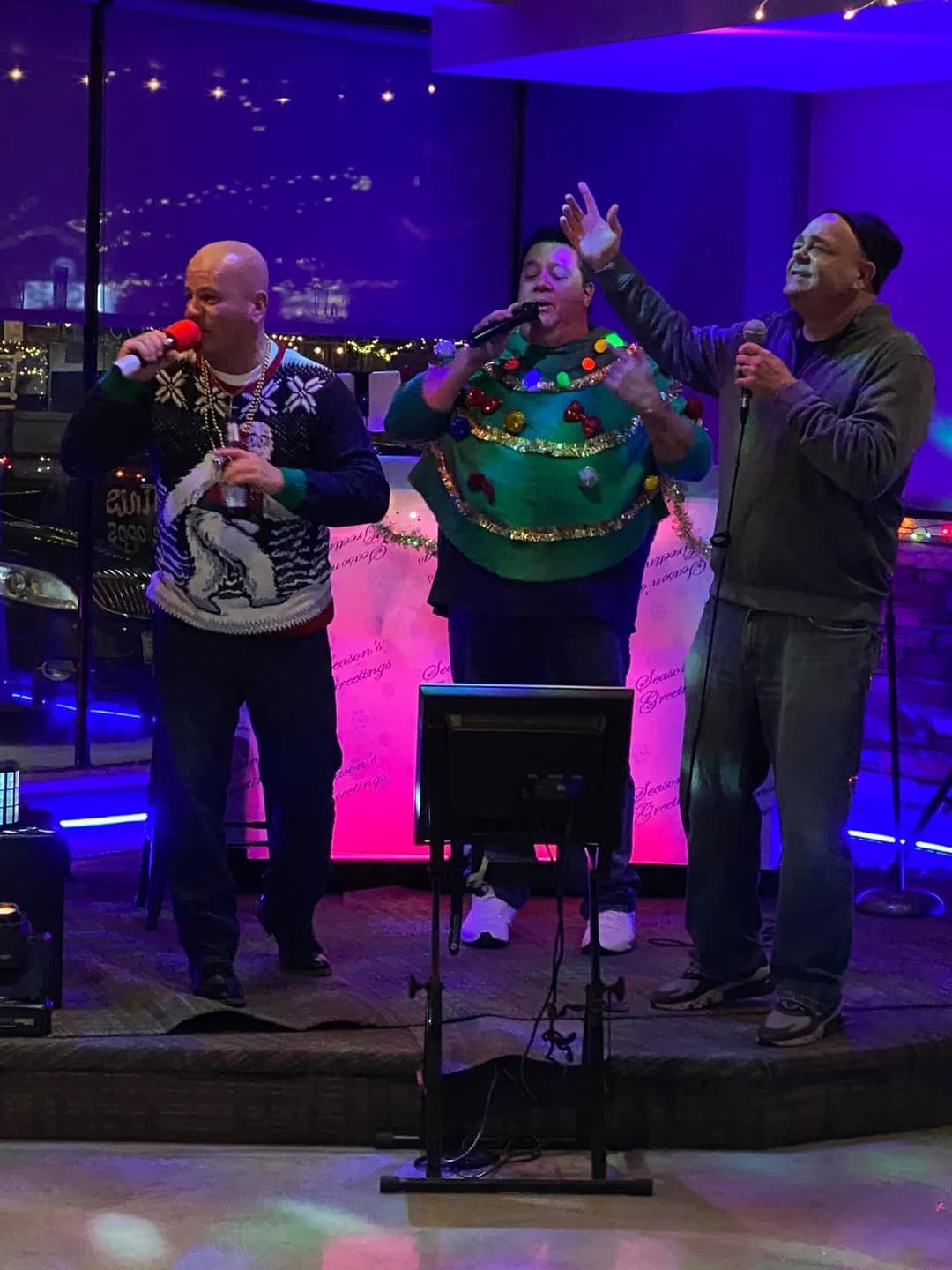 Live band performing at Rooftop Johnny’s in Palos Heights, Illinois